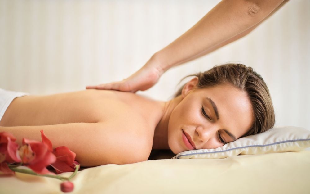 Massage balinais à l’huile — pressions manuelles, sans pierres chaudes
